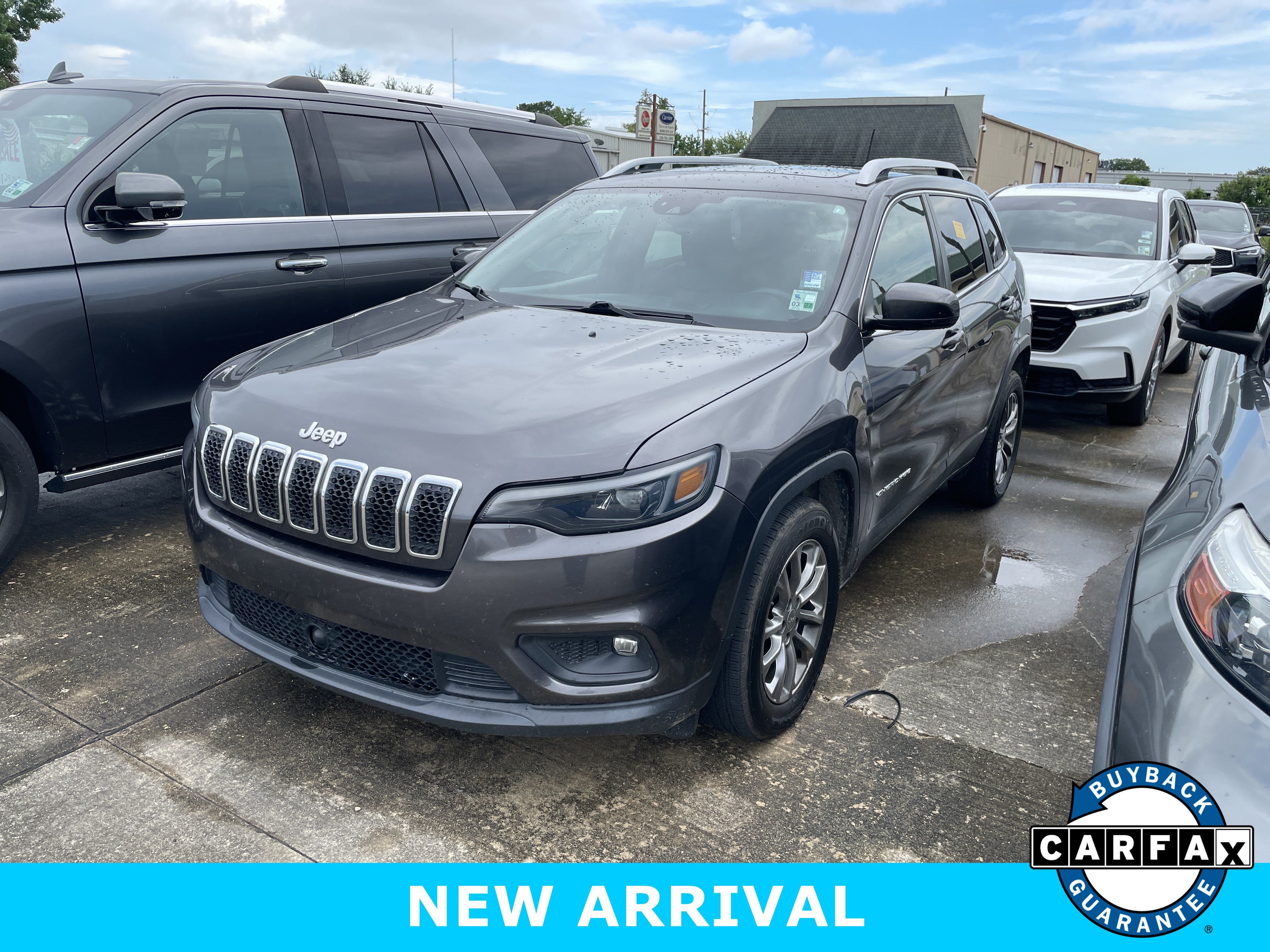 2021 Jeep Cherokee Latitude Plus in Granite Crystal Metallic Clearcoat — front three-quarter view