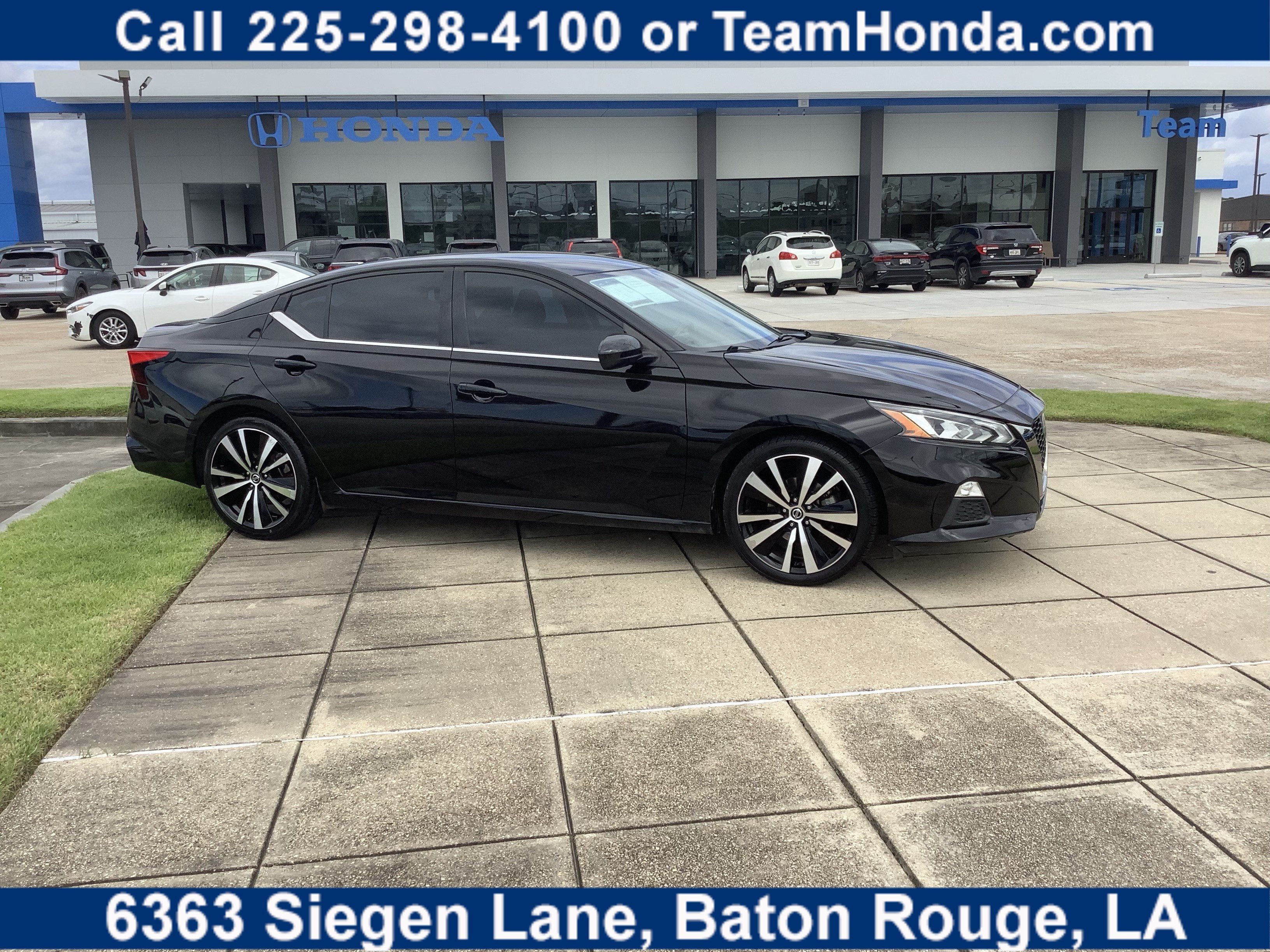 2022 Nissan Altima 2.5 SR in Super Black — front three-quarter view