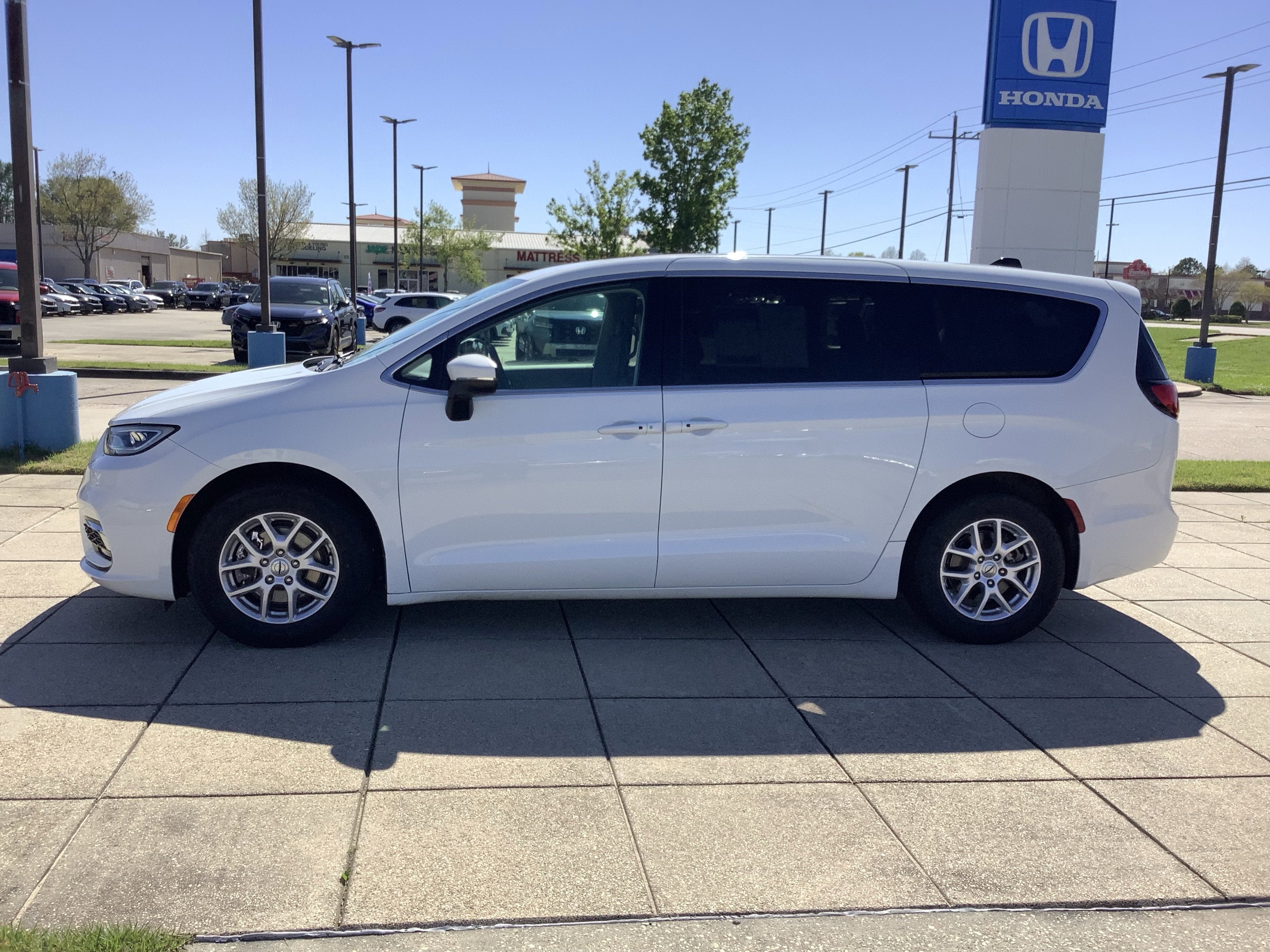 2023 Chrysler Pacifica — side profile view