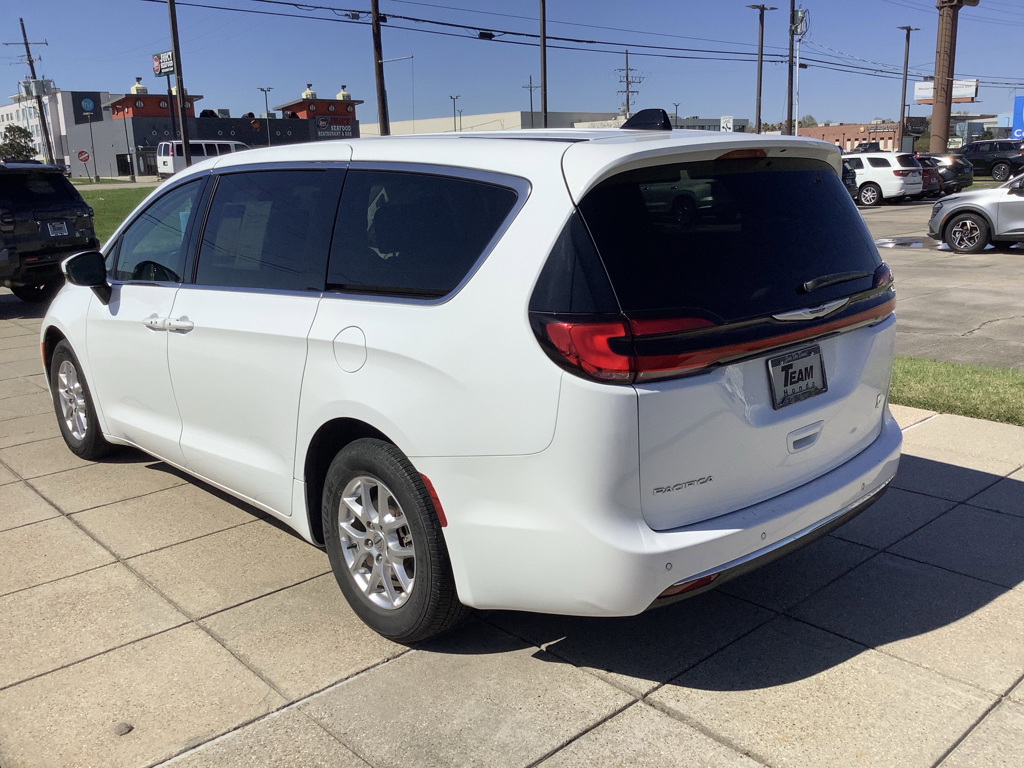 2023 Chrysler Pacifica — detail view