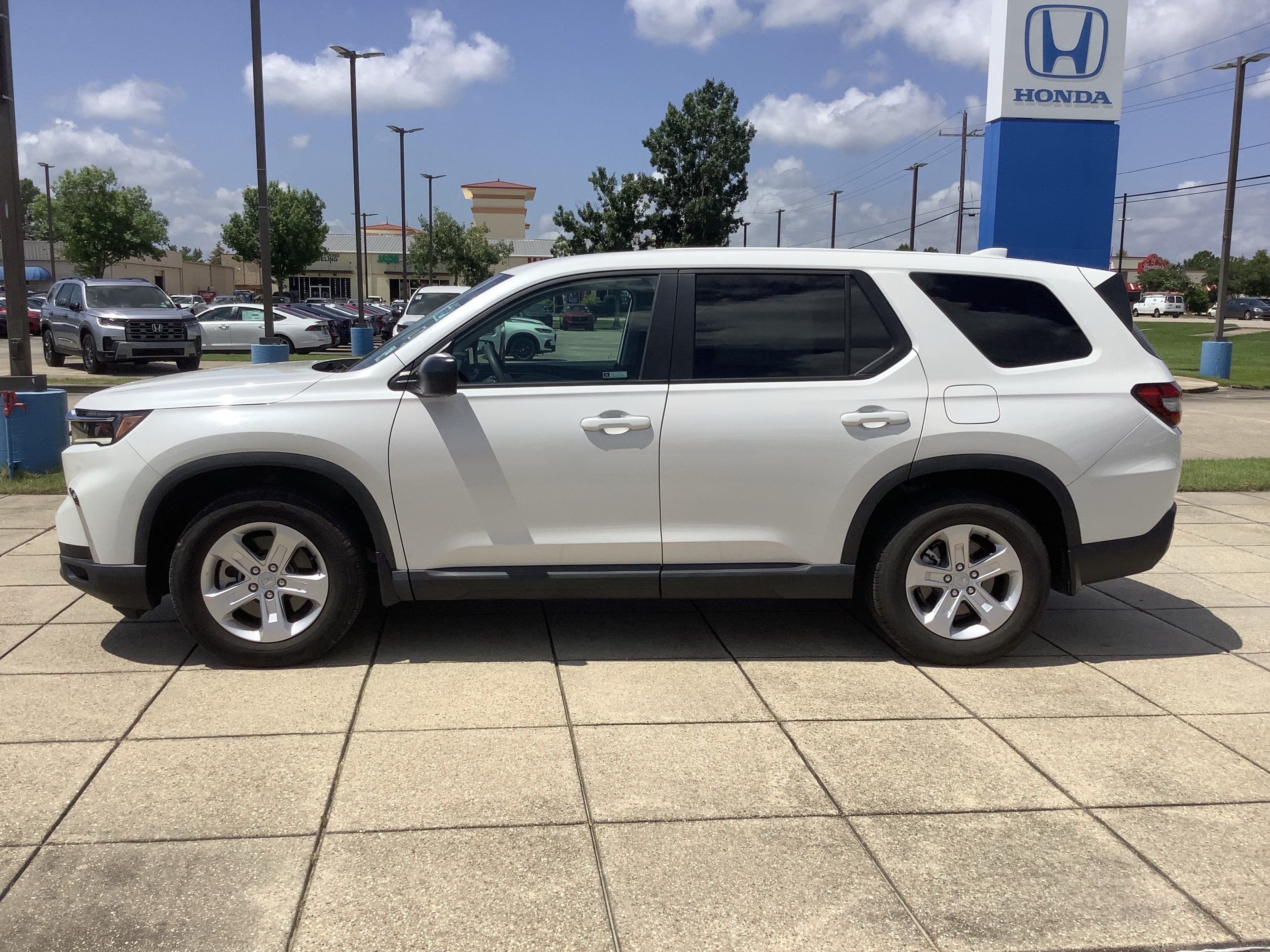2023 Honda Pilot — side profile view
