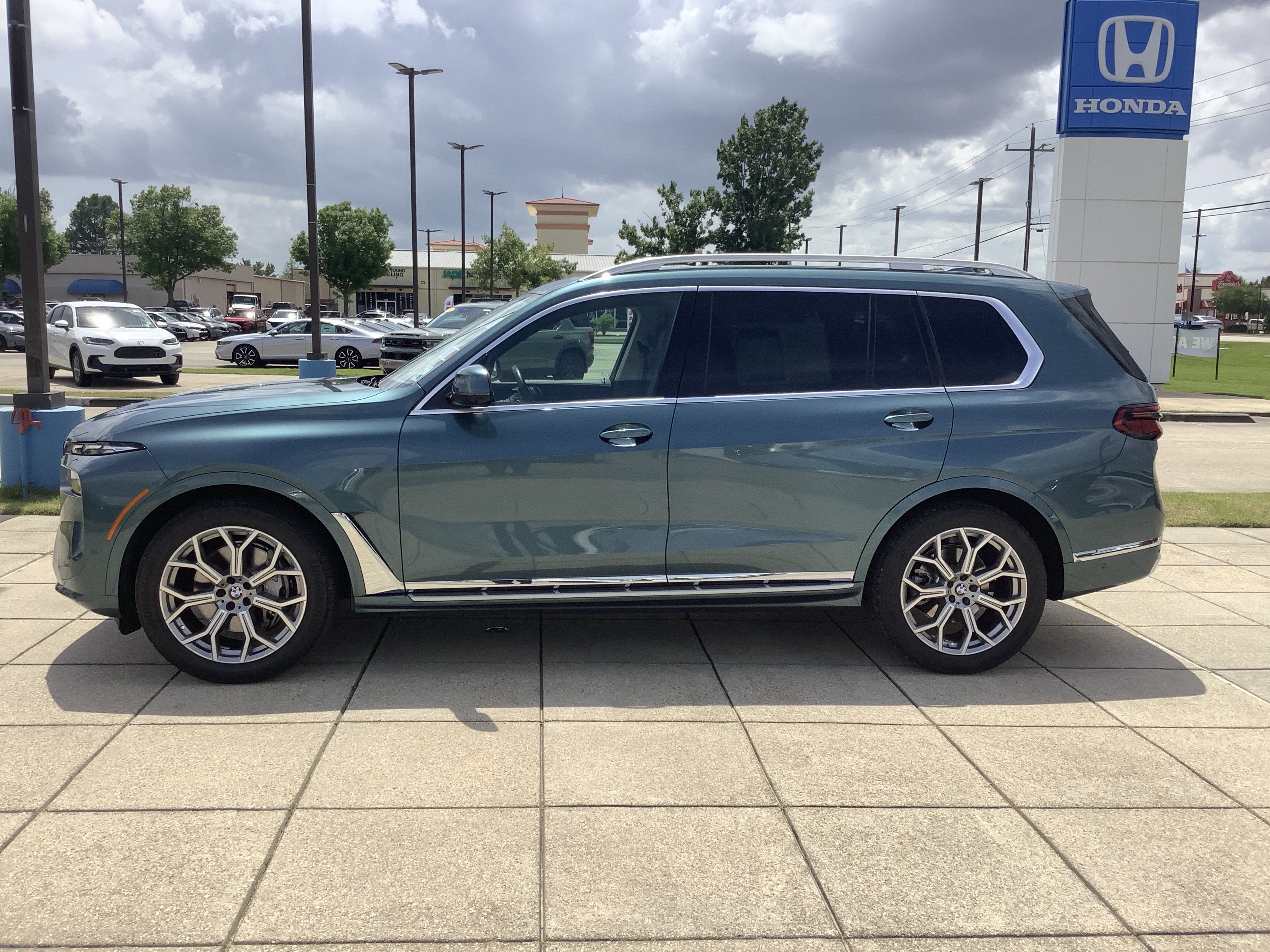 2025 BMW X7 — side profile view